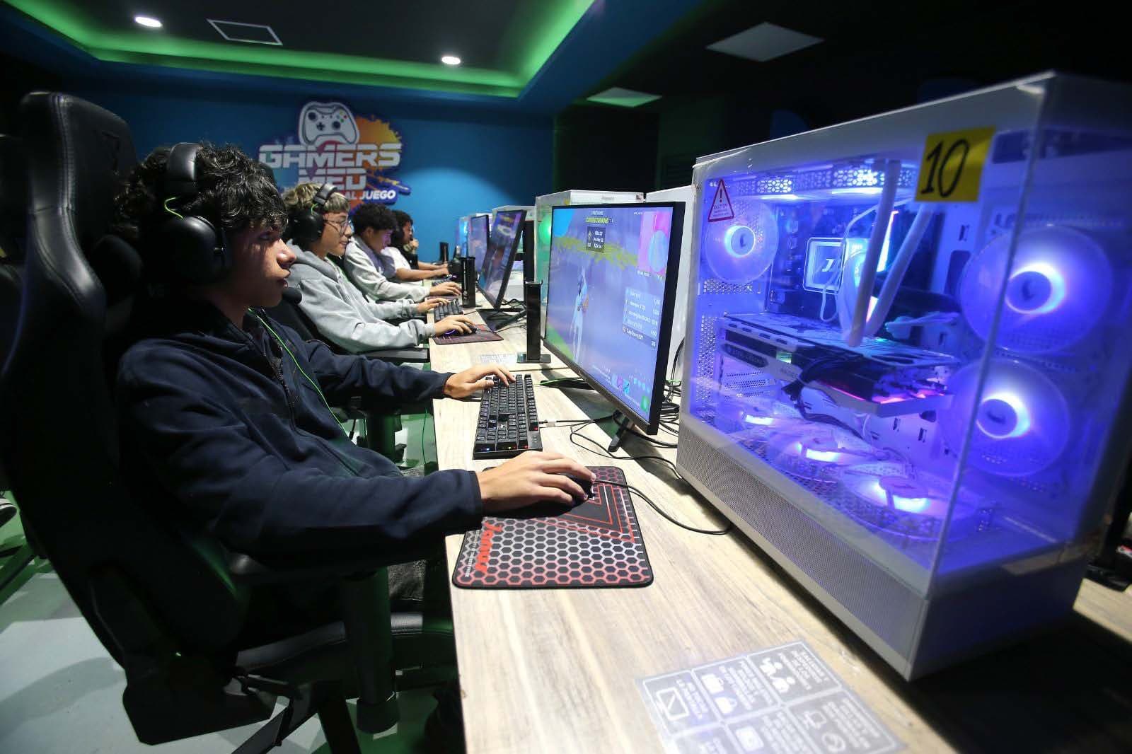 Jugadores compitiendo en una Sala Gamer de Medellín